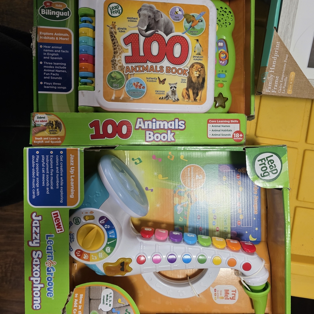 LeapFrog Jazzy Saxophone & 100 Animals Book - Multicolor
